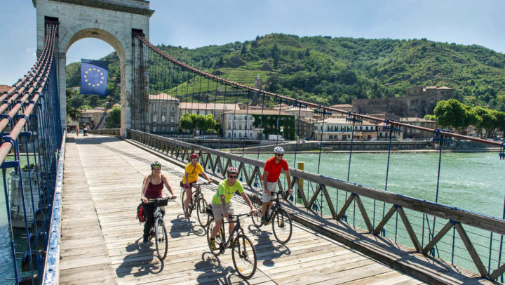 passerelle-marc-seguin-a-velo-viarhona