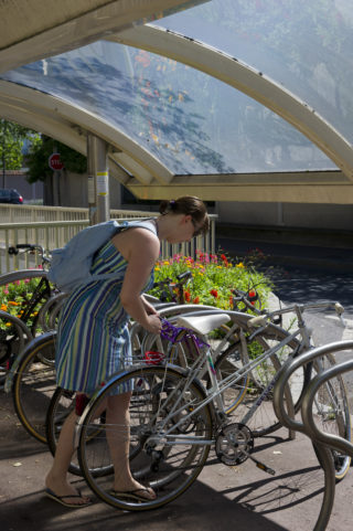 Reportage sur des cyclistes en milieu urbain destiné à illustrer une plaquette sur le nouveau schéma départemental vélo routes - voies vertes.  Reportage à Chatou 