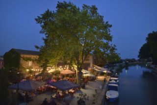 Restaurant, terrasses extrieures, musiciens