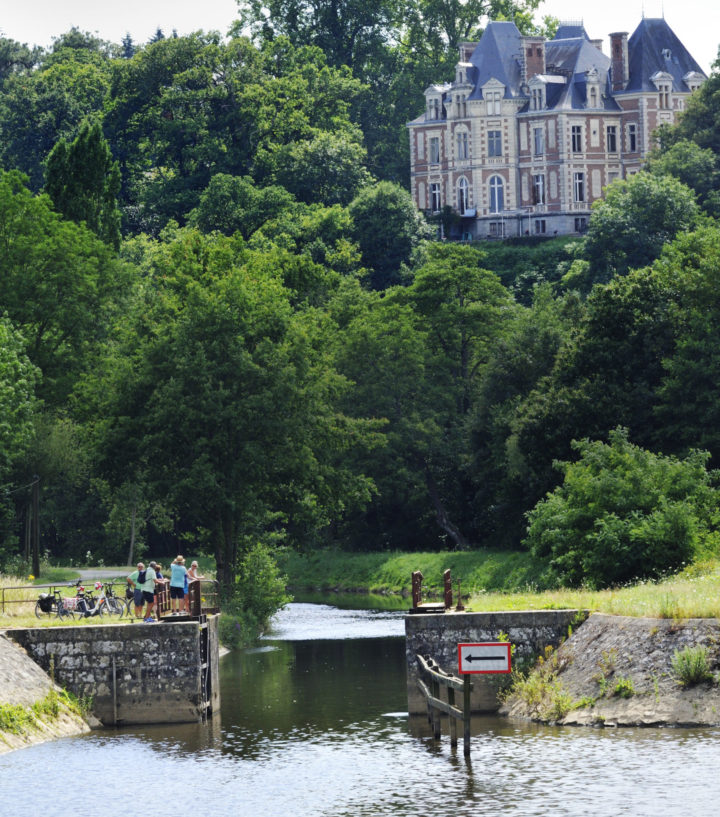 1_La Vélo Francette le long de la Mayenne ©Pascal Beltrami -Mayenne Tourisme