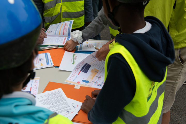 1_Distribution des attestations Savoir Rouler à Vélo SRAV par ProVelo Sud Île-de-France ©Florian Maurer_BD