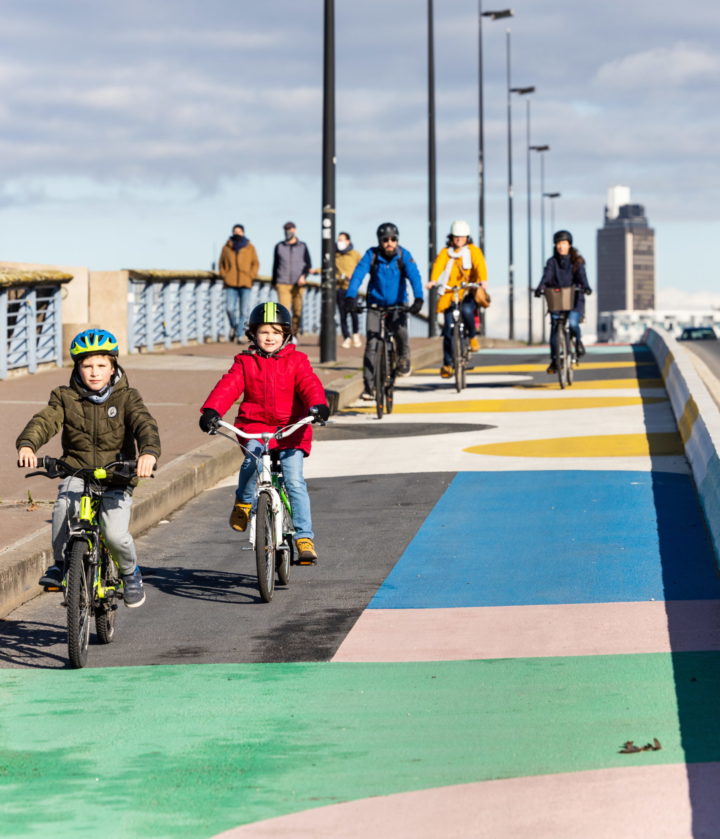 La rue pour tous piste cyclable pont des Trois Continents