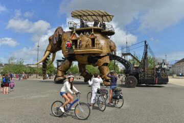 la-loire-a-velo-velos-devant-les-machines-de-lile-a-nantes-c-pays-de-la-loire-j.damase