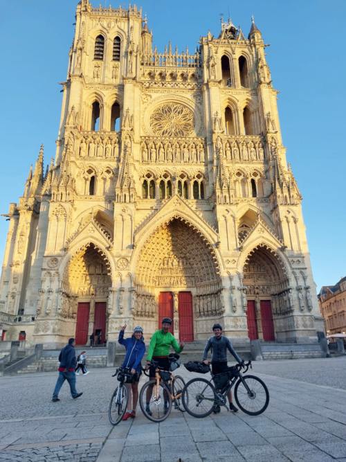 1_Arrivée devant la cathédrale Notre-Dame d’Amiens ©Damien Cottereau modif